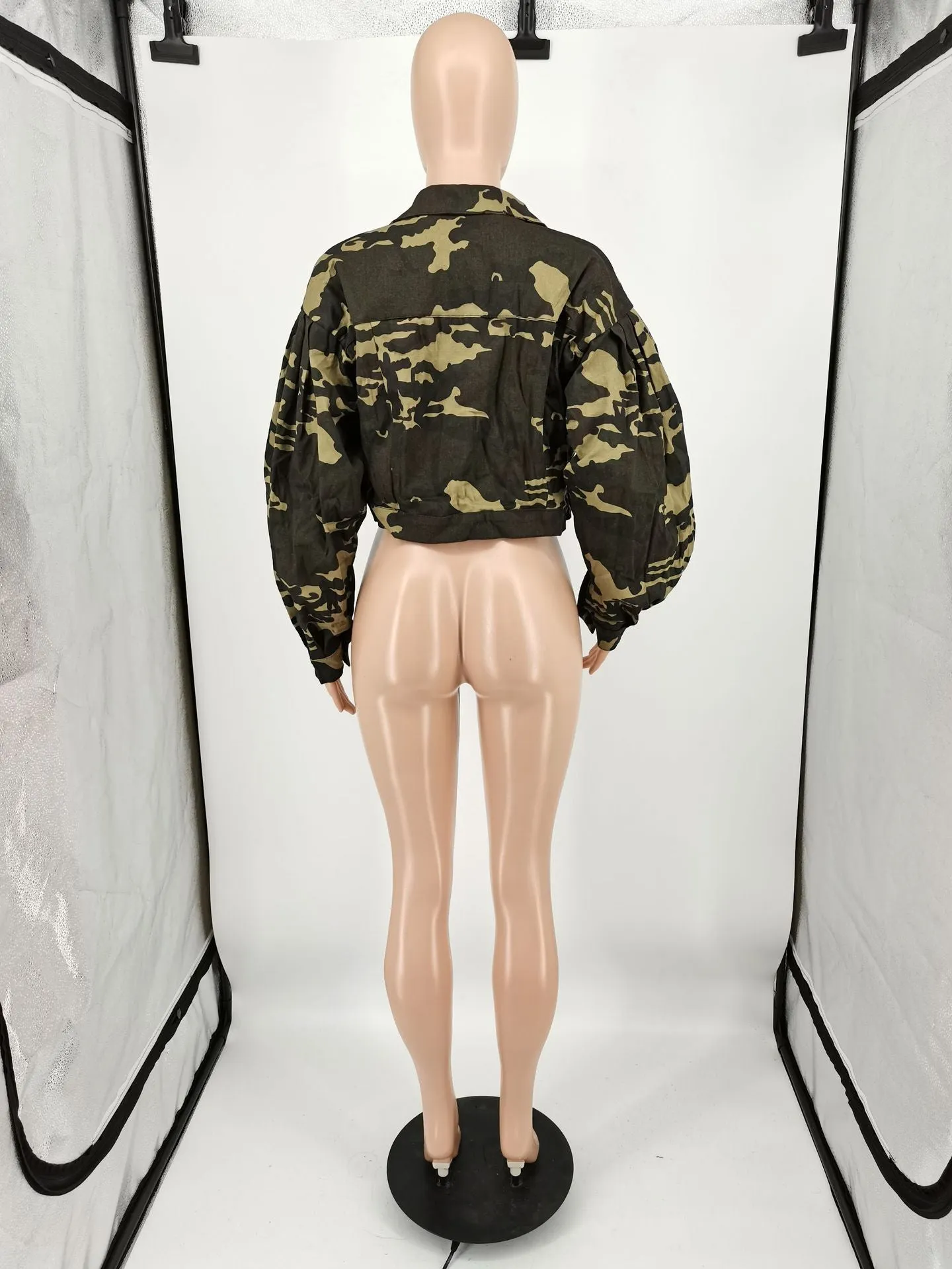 MB Fashion Cropped Button-Up Jacket with Camouflage Print 212AT