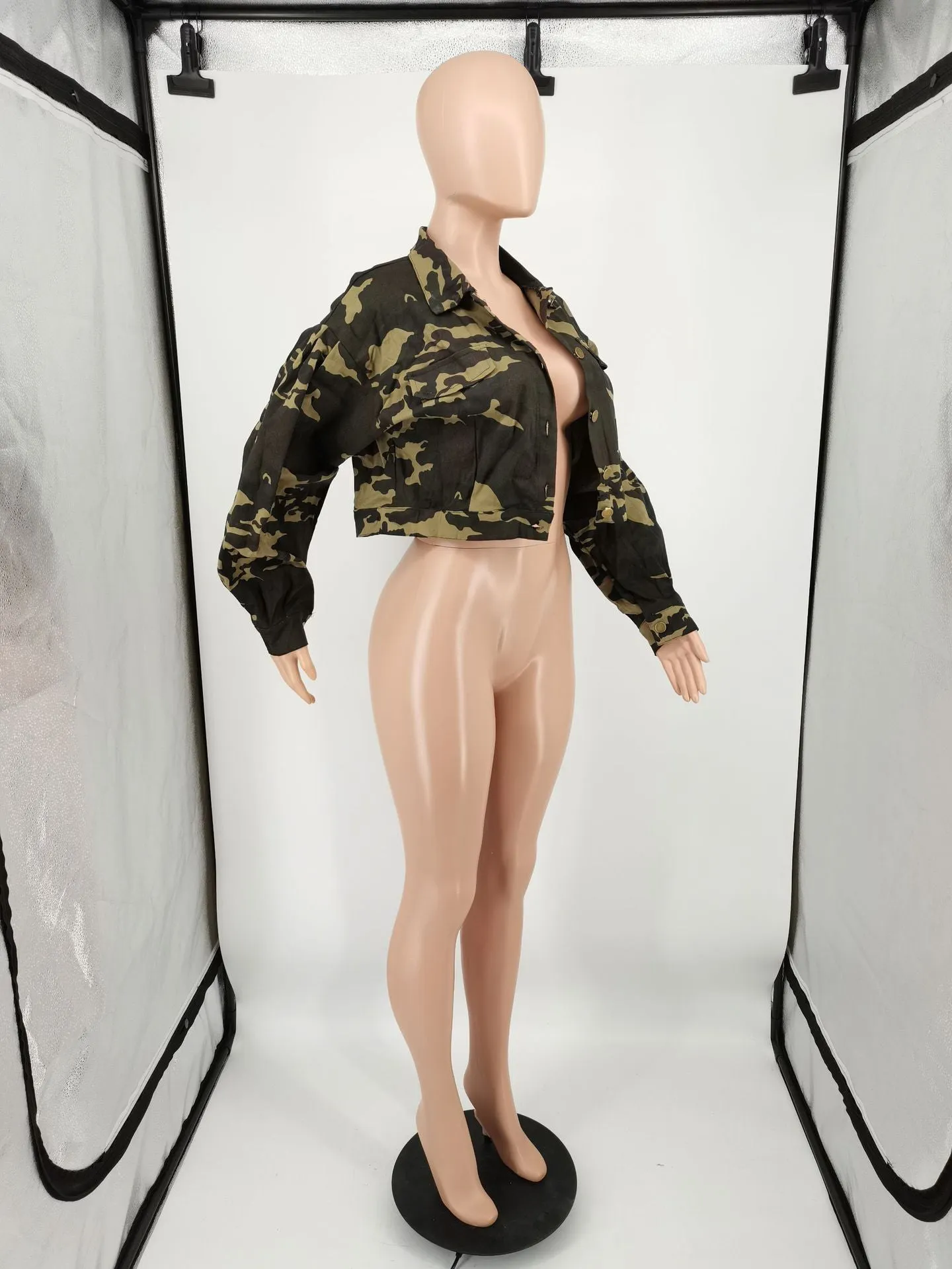MB Fashion Cropped Button-Up Jacket with Camouflage Print 212AT